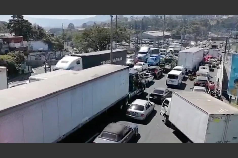 El tránsito se encuentra paralizado por trabajos de recapeo que se realizan en la ruta al Pacífico, la Aguilar Batres ya se encuentra afectada y podría llegar hasta El Trébol. (Foto: captura de imagen)