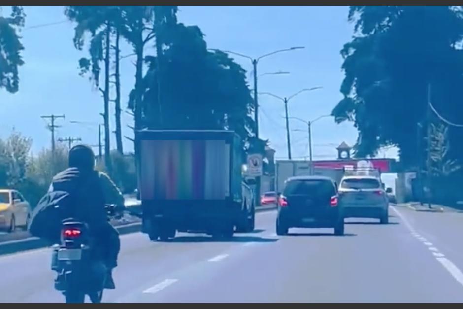 El video muestra la secuencia completa de la disputa en el tr&aacute;fico por el derecho de paso en uno de los carriles de ruta a El Salvador.&nbsp; (Foto: captura video)