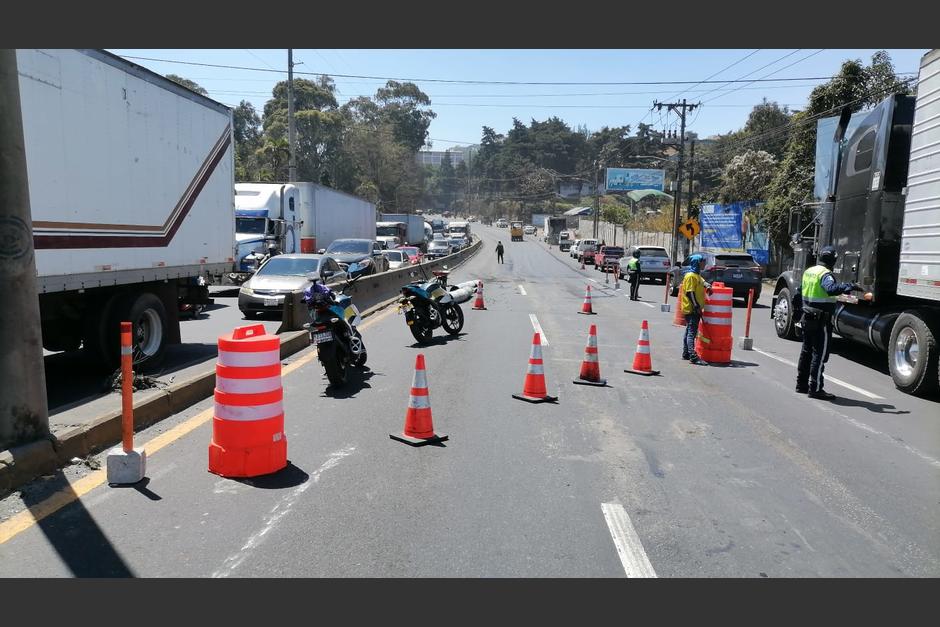 A pesar de que el tránsito está paralizado, PMT de Villa Nueva asegura que Covial se niega a finalizar los trabajos de recapeo. (Foto: Pablo Morales)