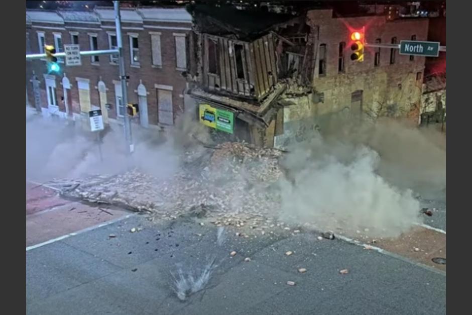 Edificio colaps&oacute; cuando fue impactado por los veh&iacute;culos. (Foto: captura de pantalla)