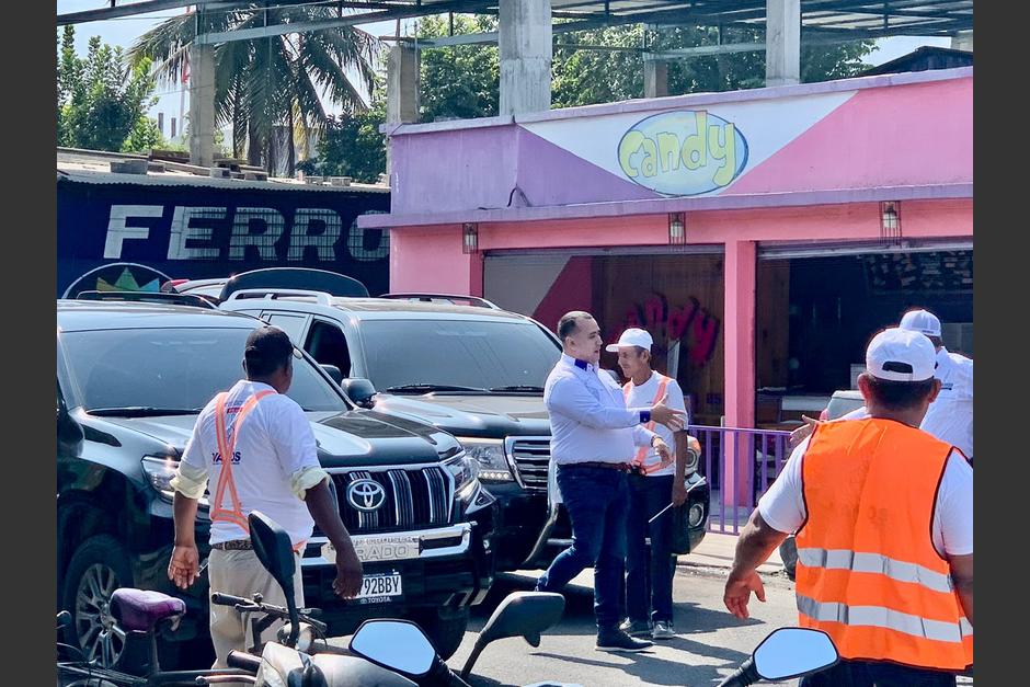 Los veh&iacute;culos con placas del gobierno fueron visto durante actividad del partido Vamos. (Foto: cortes&iacute;a)