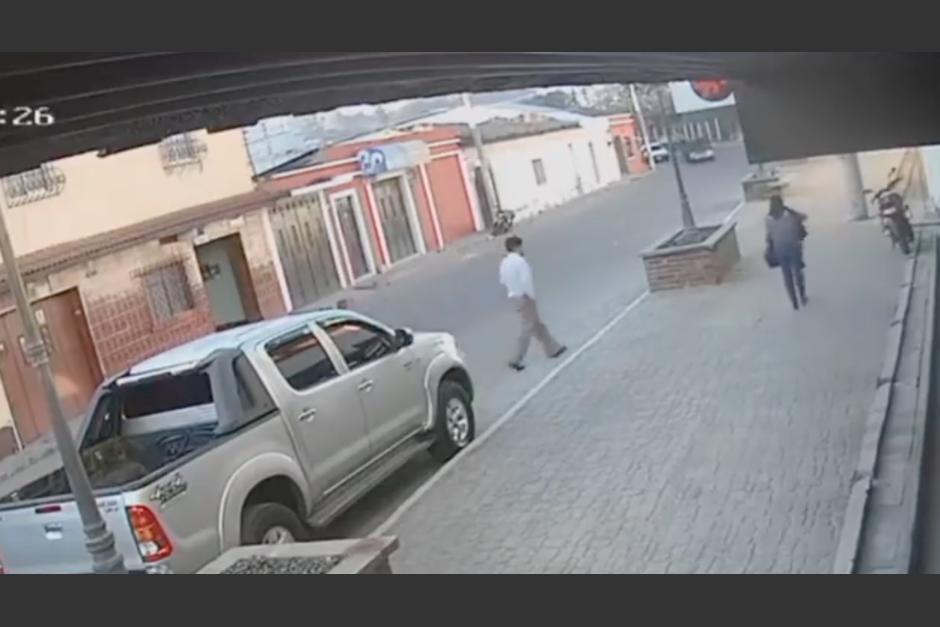 El hombre de camisa blanca intentó acosar a la mujer en Quetzaltenango. (Foto: captura de pantalla)