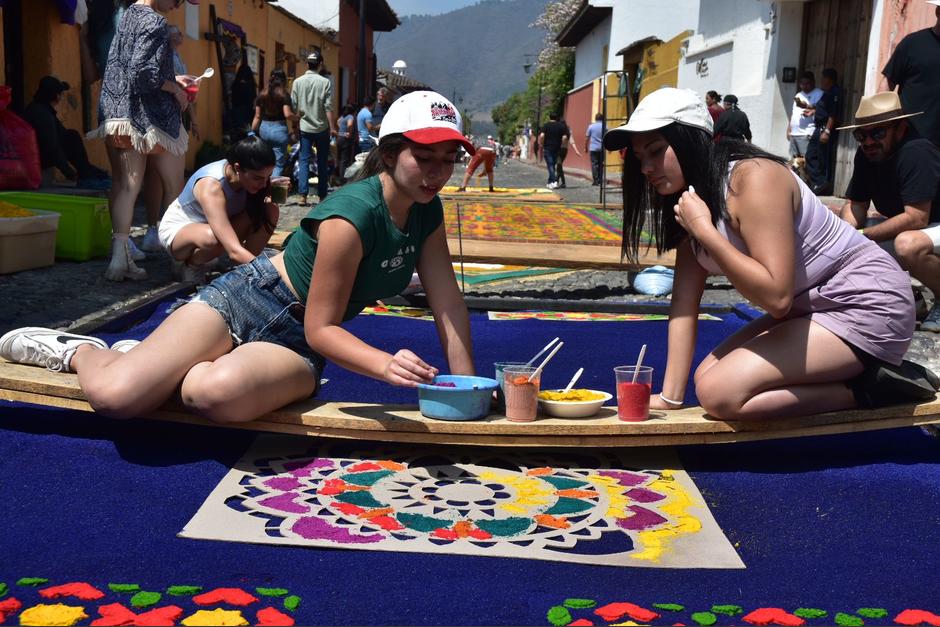 Antigüeños realizan alfombras para la procesión de Jesús Nazareno del templo Santa Inés del Montepulciano. (Fotografías: Fredy Hernández/Soy502)