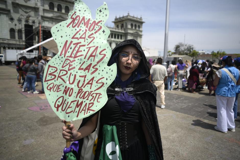 La joven particip&oacute; en la marcha por el D&iacute;a Internacional de la Mujer con un peculiar atuendo.&nbsp; (Foto: Wilder L&oacute;pez/Soy502)