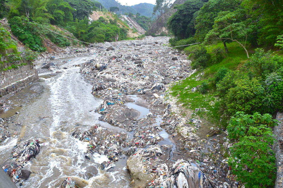 El proyecto se extenderá por cinco años que incluirá colaboración y financiamiento para impactar extraer desechos plásticos del río Las Vacas. (Foto: Fredy Hernández/Soy502)