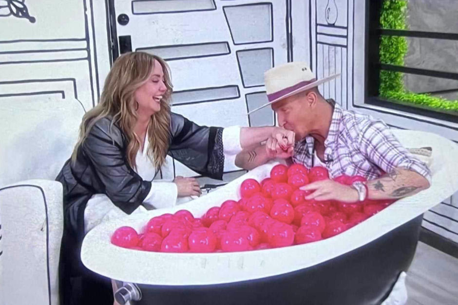 Andrea Legarreta no pudo ocultar su emoción al ver a su familia. (Foto Oficial)