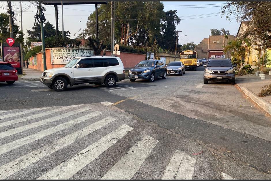 El tráiler provoca que calles y avenida de la Reformita estén colapsadas en dirección hacia la Petapa Sur. (Foto: Fredy Hernández/Soy502)