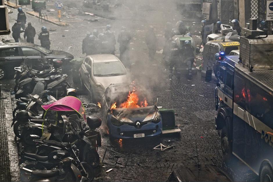 La Policía tuvo que intervenir ante los acontecimientos de violencia en las calles de Nápoles. (Foto: AFP)