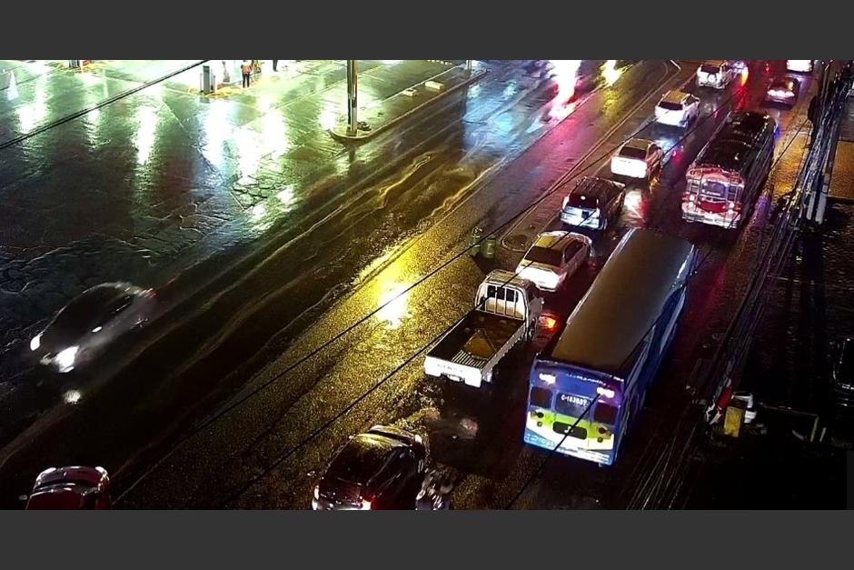 Las fuertes lluvias y la actividad el&eacute;ctrica sorprendieron a los guatemaltecos la noche de este jueves 16 de marzo. (Foto: @EmixtraPablo)