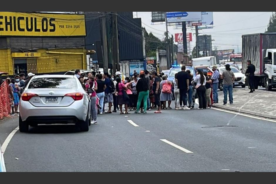 Una protesta contra la construcción de un paso a desnivel al final de la Aguilar Batres complica el tráfico.&nbsp; (Foto: cortesía/Soy502)