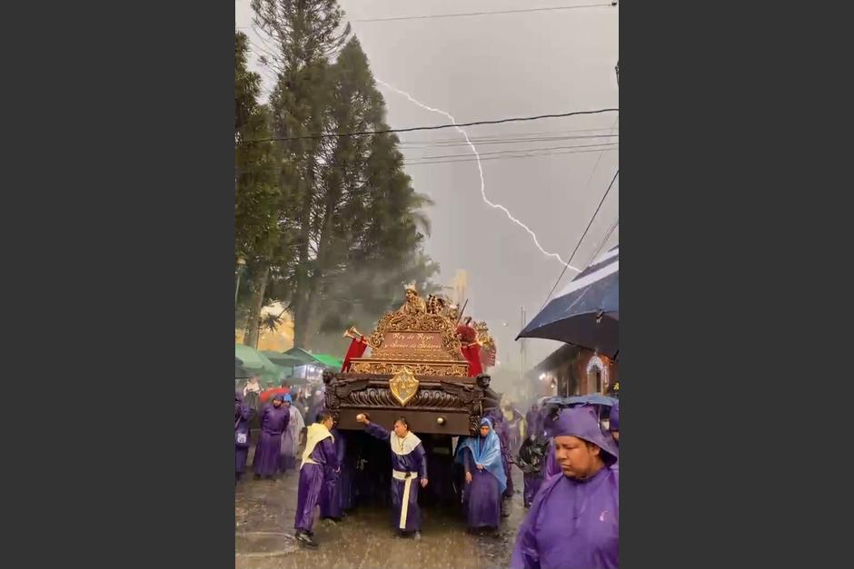 As&iacute; participaron los devotos cargadores en las procesiones que recorrieron la Antigua Guatemala, bajo la fuerte lluvia del domingo. (Foto: Facebook/Estuardo Rodr&iacute;guez)