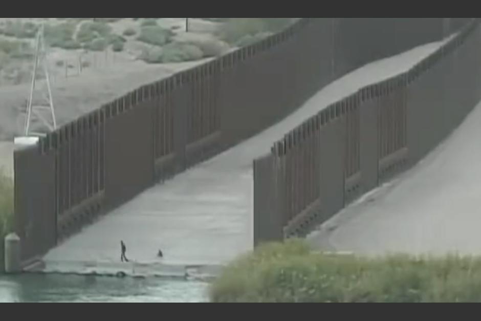 Un beb&eacute; guatemalteco fue abandonado por un coyote en la frontera entre M&eacute;xico y Estados Unidos, a orillas del r&iacute;o Colorado. (Foto: captura de video)