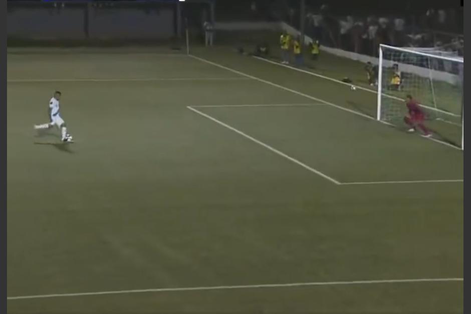 Carlos Mejía tuvo la mejor ocasión de marcar gol, pero los nervios lo traicionaron y falló su ejecución. (Captura Video)
