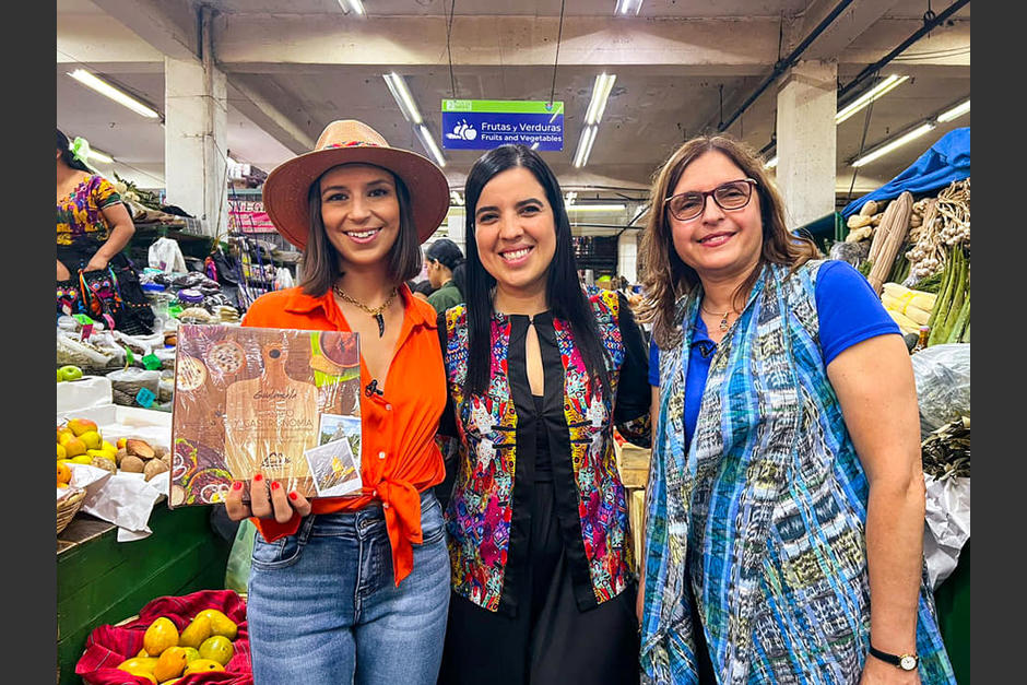 La famosa presentadora española Verónica Zumalacárraga se encuentra de visita en Guatemala y visitó el Mercado Central. (Foto: Inguat)