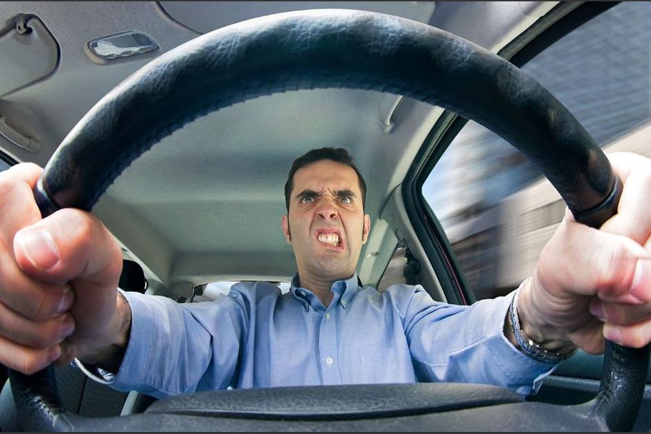 Un piloto realizó una maniobra no permitida y terminó trabado en el arriate. (Foto Ilustrativa: Shutterstock)