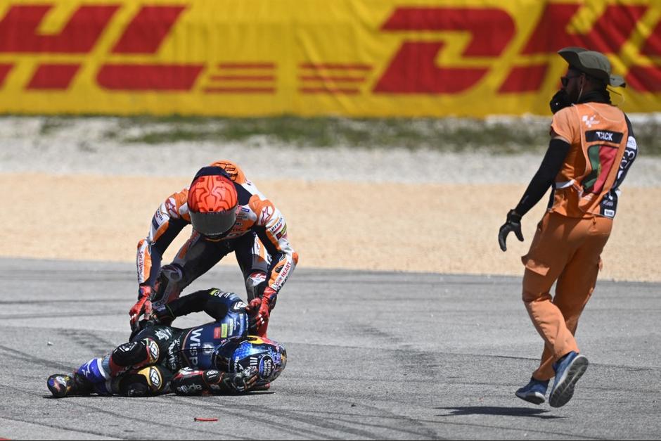 Marc M&aacute;rquez protagoniz&oacute; un fuerte accidente en el que afect&oacute; tambi&eacute;n a Miguel Oliveira. (Foto: AFP)