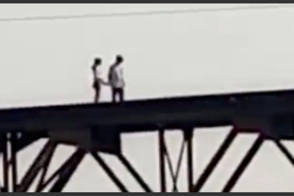 Una pareja fue captada deambulando en el puente "Las Vacas". (Foto: captura de video)