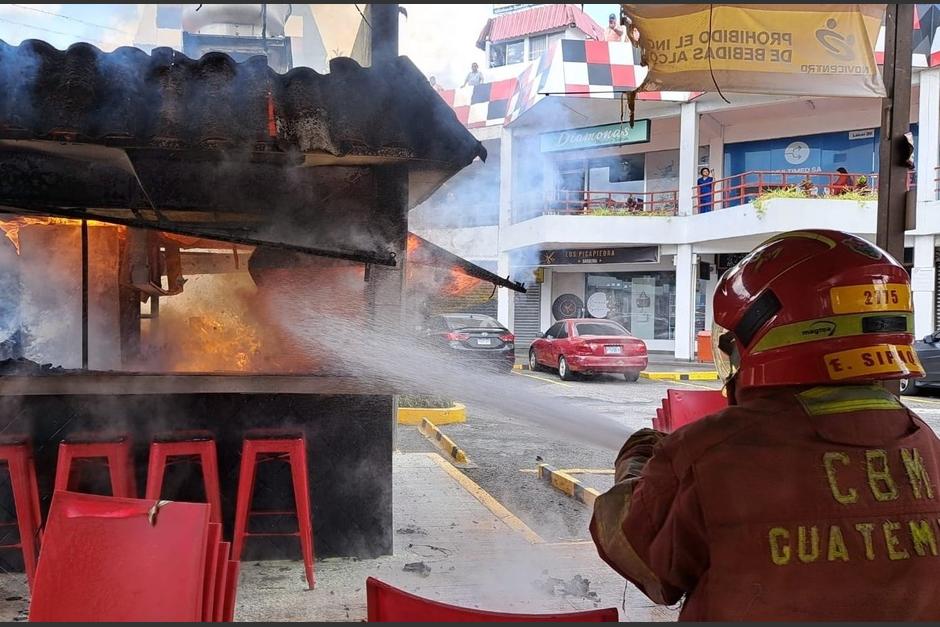 Un incendio se registró en un local ubicado en una plaza comercial en el Anillo Periférico. (Foto: Bomberos Municipales)
