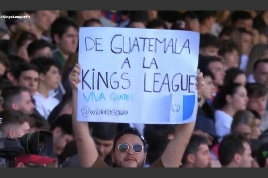 El guatemalteco destacó entre la multitud que presenciaba un partido de la Kings League. (Foto: redes sociales)