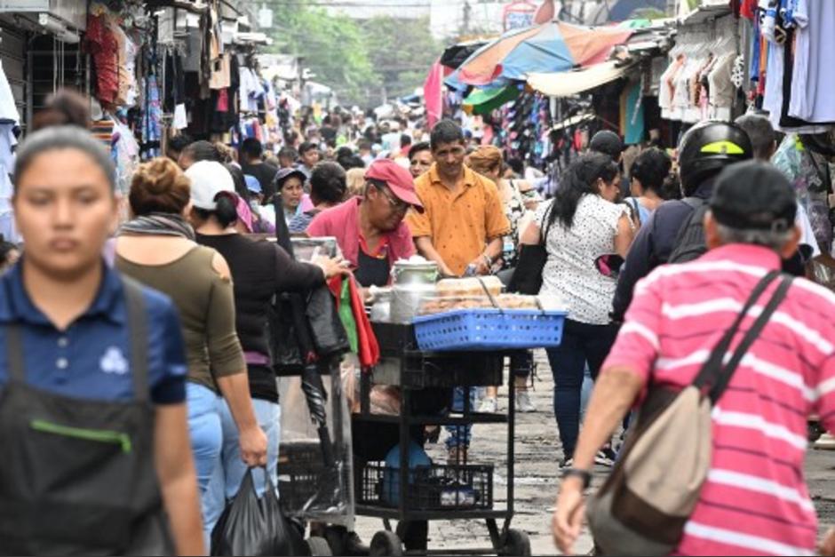 Los salvadoreños aseguran que han podido volver a salir a caminar a las calles, un año después de que Nayib Bukele emprendiera una "guerra" contra las pandillas. (Foto: AFP)