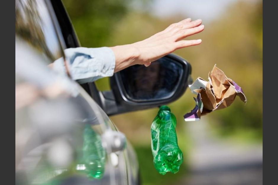 Un conductor fue sorprendido tirando basura en ruta al Atl&aacute;ntico. (Foto: iStock)&nbsp;