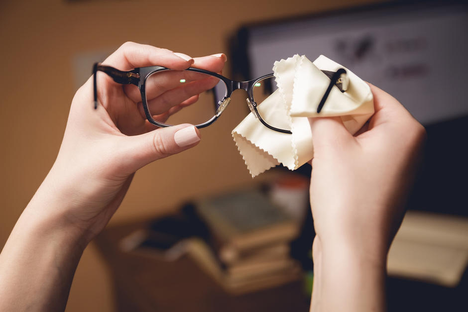 De esta forma debes limpiar tus lentes. (Foto: Shutterstock)&nbsp;