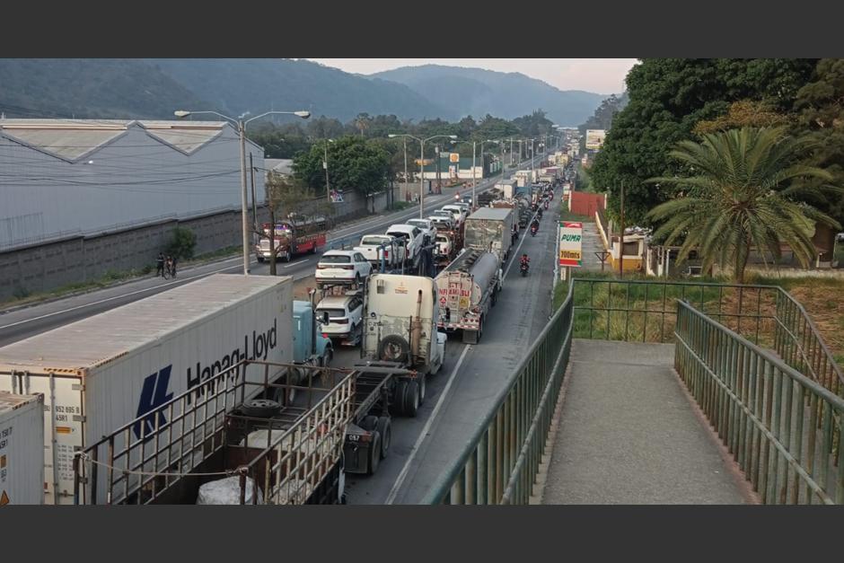 El tráfico está paralizado en la ruta al Pacífico.&nbsp; (Foto: PMT/Villa Nueva)&nbsp;