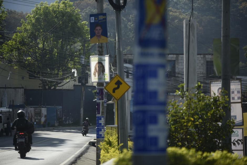 Algunas estructuras colocadas por los partidos políticos reducen la visión de conductores.&nbsp; (Foto: Wilder López/Soy502)&nbsp;