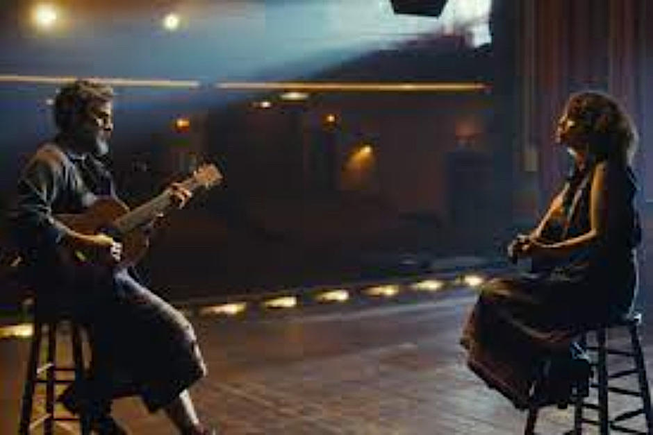 El actor y cantante us&oacute; una falda hecha con textiles guatemaltecos. (Foto: Video Luna de Xelaj&uacute; Oficial)