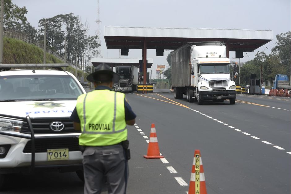 Camiones de seis ejes no pueden circular en la autopista de Palín-Escuintla. (Foto: Wilder López/Soy502)&nbsp;
