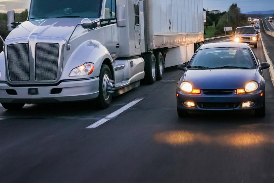 El conductor del carro intenta que el cami&oacute;n detenga la marcha.&nbsp; (Foto: Ilustrativa/Shutterstock)&nbsp;