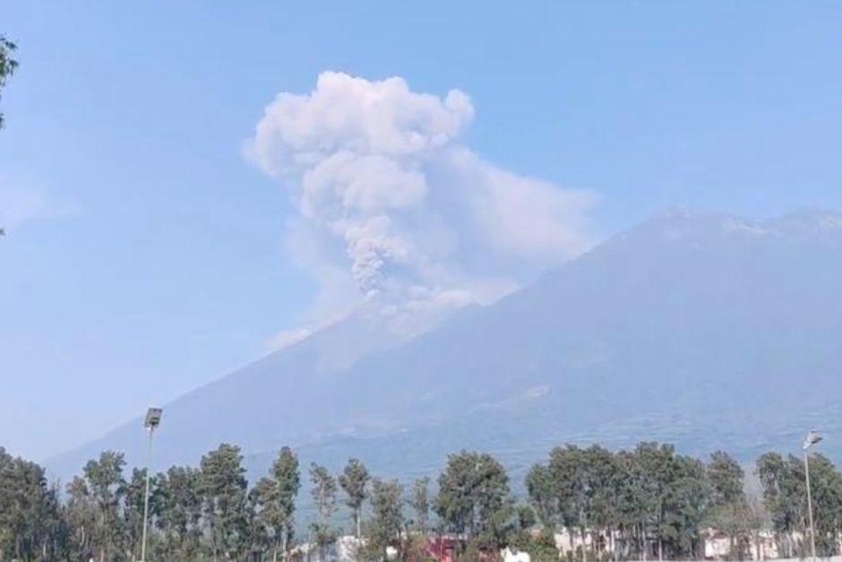 El volcán de Fuego ha incrementado su actividad eruptiva desde la madrugada de este jueves 4 de mayo.&nbsp; (Foto: captura pantalla)&nbsp;
