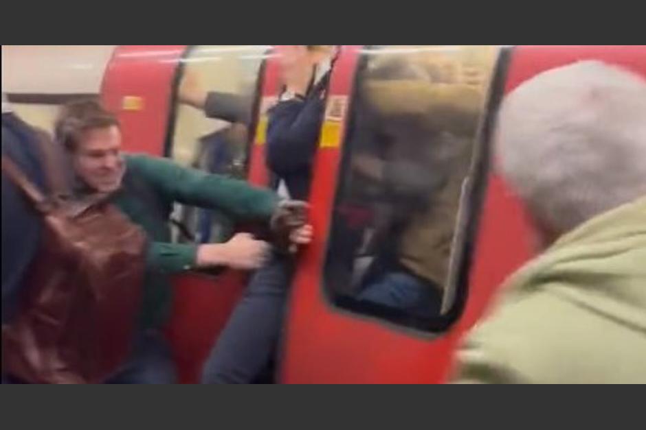 Los pasajeros salieron desesperados del tren. (Foto: captura de pantalla)