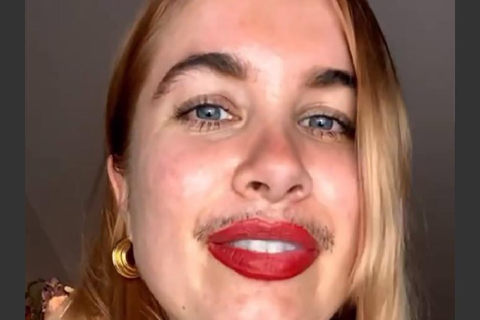 La joven busca acabar con los estereotipos de belleza usando bigote. (Foto: captura de pantalla)