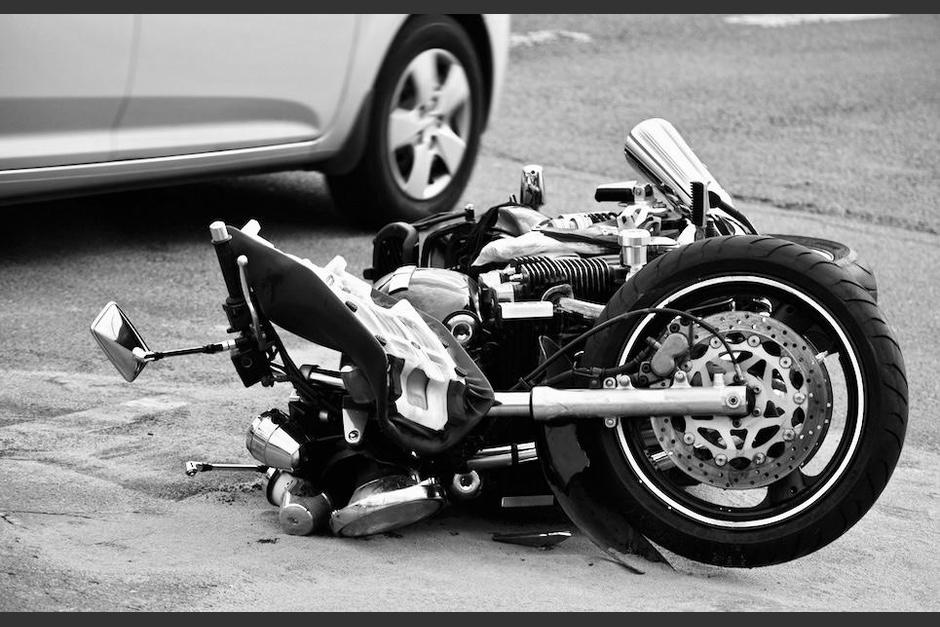 El motociclista perdió el control y colisionó contra un vehículo que estaba estacionado. (Foto: Ilustrativa)