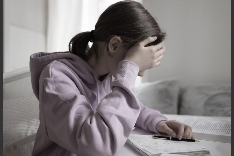 Una ni&ntilde;a relata por medio de una tarea escolar el infierno que viv&iacute;a en casa. (Foto: Shuttersock)