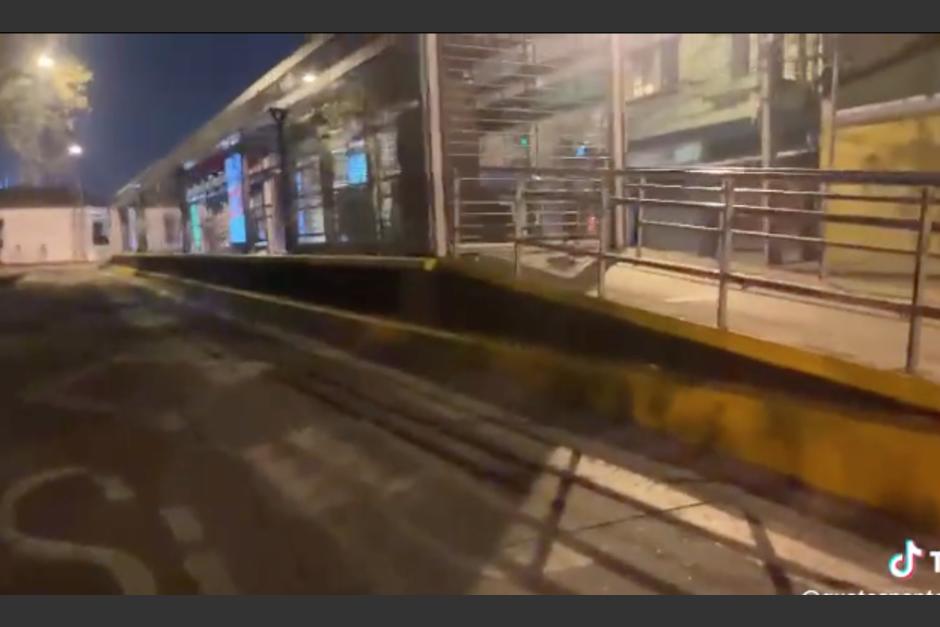 Guatemaltecos fueron a comprobar el extraño suceso en una parada de Transmetro. (Foto: captura de video)