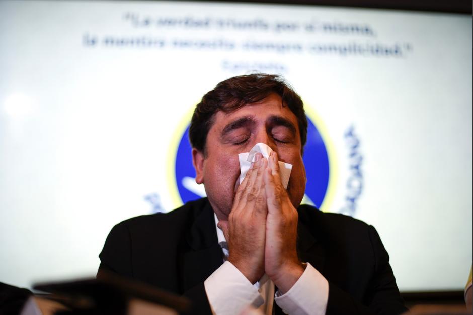 Carlos Pineda brindó una conferencia de prensa para hablar del amparo interpuesto por el partido Cambio. (Foto: Wilder López/Soy502)