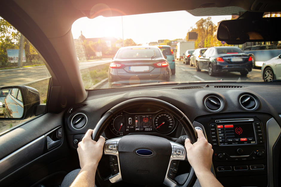 Hay varios estudios sobre si conviene o no apagar el motor mientras se espera en el tráfico. (Foto: Shutterstock)