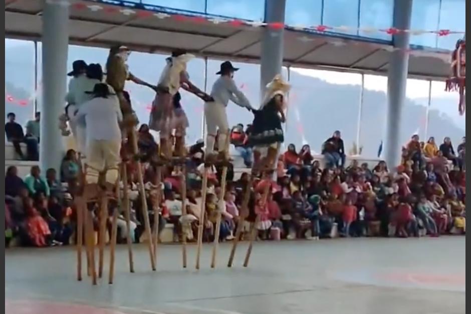Los danzantes que sufrieron una aparatosa ca&iacute;da mientras se presentaban en Oaxaca, M&eacute;xico. (Foto: captura de video)