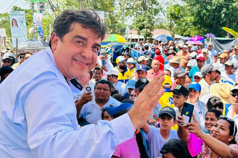 Carlos Pineda reaccionó a las fotos que simpatizantes de su partido se tomaron con otro candidato. (Foto: Carlos Pineda/Twitter)