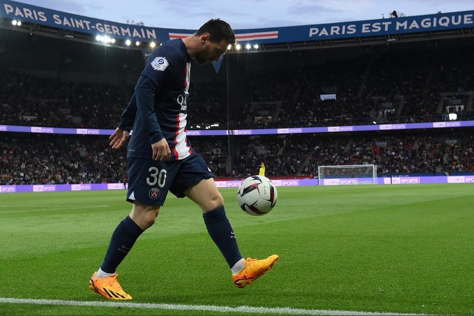 Los aficionados del PSG silbaron a Messi cuando tocaba el balón en señal de rechazo. (Foto: AFP)
