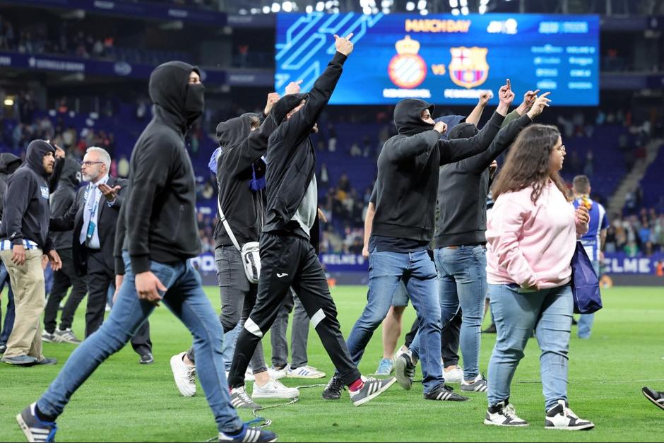 Los fan&aacute;ticos del Espanyol invadieron la cancha e impidieron que el Barcelona festejara el t&iacute;tulo de liga que consigui&oacute; tras derrotar a su equipo. (Foto: AFP)