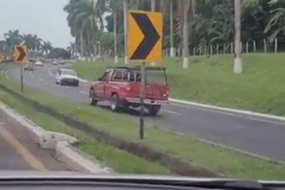 Un picop cirucl&oacute; contra la v&iacute;a en la Autopista Pal&iacute;n-Escuintla y fue obligado a retroceder. (Foto: captura de pantalla)&nbsp;