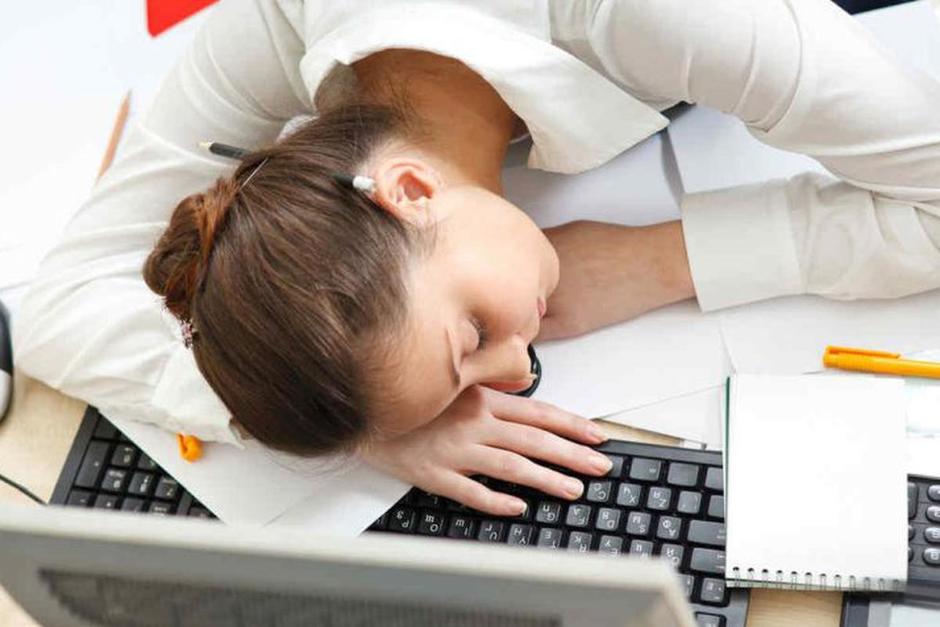 La&nbsp;falta de sueño también puede afectar la jornada laboral. &nbsp;(Foto: Banca y Negocios)