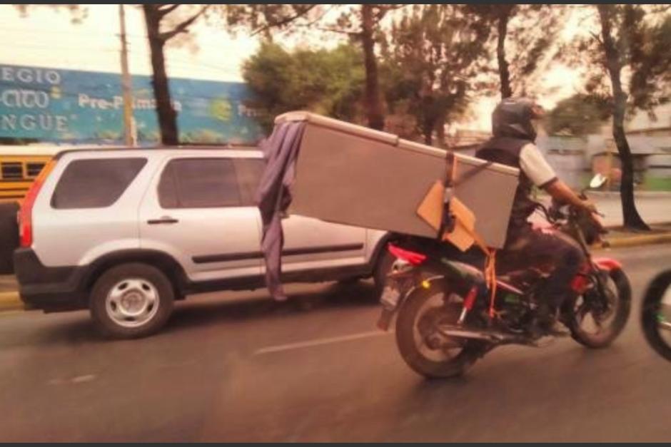 As&iacute; traslad&oacute; un motorista una refrigeradora en la calzada San Juan. (Foto: Soy502)&nbsp;