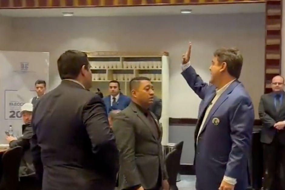 El candidato presidencial Carlos Pineda lleg&oacute; a una reuni&oacute;n del TSE pero fue expulsado. (Foto: captura de pantalla)