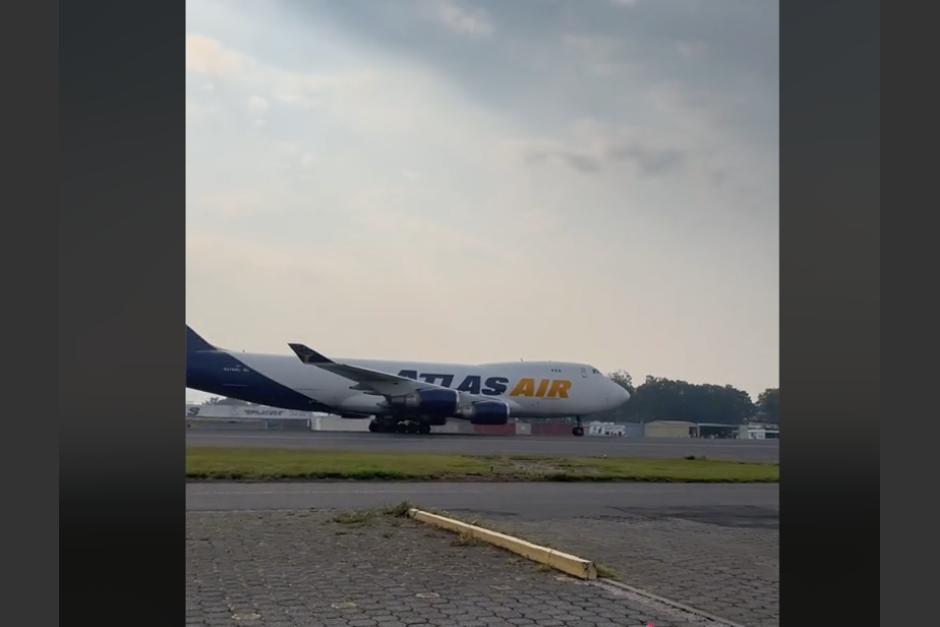 El gigantesco avión visto en el aeropuerto La Aurora sorprendió a los guatemaltecos. (Foto: captura de pantalla)