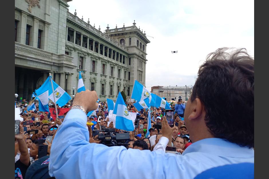 Carlos Pineda frente al Palacio Nacional. (Foto: Cortesía)