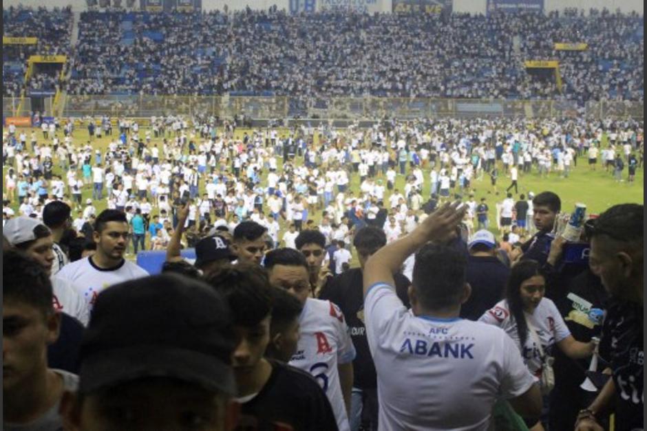 La avalancha humana provocó una estampida en el estadio Cuscatlán. (Foto: AFP)